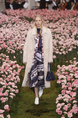 New York, Ny - Şubat 09: Tory Burch sonbahar kış 2018 Fashion Show New York moda haftası sırasında köprü Market 9 Şubat 2018 tarihinde New York'ta sırasında bir modeli pist yürür. 