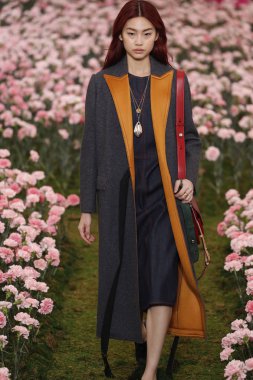 New York, Ny - Şubat 09: Tory Burch sonbahar kış 2018 Fashion Show New York moda haftası sırasında köprü Market 9 Şubat 2018 tarihinde New York'ta sırasında bir modeli pist yürür. 