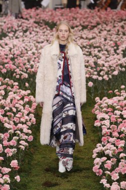 New York, Ny - Şubat 09: Tory Burch sonbahar kış 2018 Fashion Show New York moda haftası sırasında köprü Market 9 Şubat 2018 tarihinde New York'ta sırasında bir modeli pist yürür. 