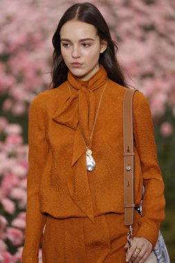 New York, Ny - Şubat 09: Tory Burch sonbahar kış 2018 Fashion Show New York moda haftası sırasında köprü Market 9 Şubat 2018 tarihinde New York'ta sırasında bir modeli pist yürür. 
