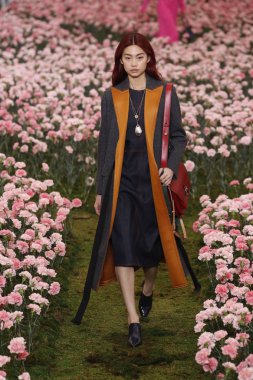 New York, Ny - Şubat 09: Tory Burch sonbahar kış 2018 Fashion Show New York moda haftası sırasında köprü Market 9 Şubat 2018 tarihinde New York'ta sırasında bir modeli pist yürür. 