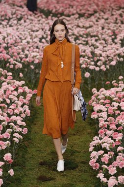 New York, Ny - Şubat 09: Tory Burch sonbahar kış 2018 Fashion Show New York moda haftası sırasında köprü Market 9 Şubat 2018 tarihinde New York'ta sırasında bir modeli pist yürür. 