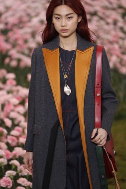 New York, Ny - Şubat 09: Tory Burch sonbahar kış 2018 Fashion Show New York moda haftası sırasında köprü Market 9 Şubat 2018 tarihinde New York'ta sırasında bir modeli pist yürür. 