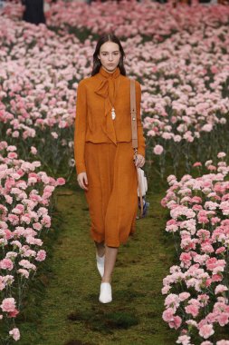 New York, Ny - Şubat 09: Tory Burch sonbahar kış 2018 Fashion Show New York moda haftası sırasında köprü Market 9 Şubat 2018 tarihinde New York'ta sırasında bir modeli pist yürür. 