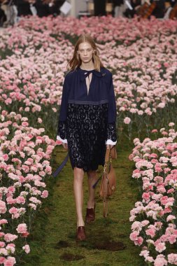 New York, Ny - Şubat 09: Tory Burch sonbahar kış 2018 Fashion Show New York moda haftası sırasında köprü Market 9 Şubat 2018 tarihinde New York'ta sırasında bir modeli pist yürür. 