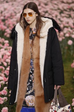 New York, Ny - Şubat 09: Tory Burch sonbahar kış 2018 Fashion Show New York moda haftası sırasında köprü Market 9 Şubat 2018 tarihinde New York'ta sırasında bir modeli pist yürür. 