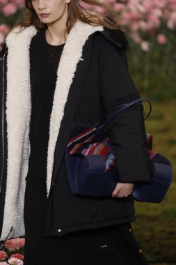 New York, Ny - Şubat 09: Tory Burch sonbahar kış 2018 Fashion Show New York moda haftası sırasında köprü Market 9 Şubat 2018 tarihinde New York'ta sırasında bir modeli pist yürür. 