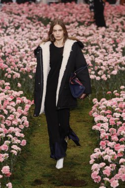 New York, Ny - Şubat 09: Tory Burch sonbahar kış 2018 Fashion Show New York moda haftası sırasında köprü Market 9 Şubat 2018 tarihinde New York'ta sırasında bir modeli pist yürür. 