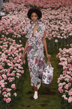 New York, Ny - Şubat 09: Tory Burch sonbahar kış 2018 Fashion Show New York moda haftası sırasında köprü Market 9 Şubat 2018 tarihinde New York'ta sırasında bir modeli pist yürür. 