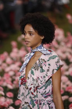 New York, Ny - Şubat 09: Tory Burch sonbahar kış 2018 Fashion Show New York moda haftası sırasında köprü Market 9 Şubat 2018 tarihinde New York'ta sırasında bir modeli pist yürür. 