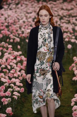 New York, Ny - Şubat 09: Tory Burch sonbahar kış 2018 Fashion Show New York moda haftası sırasında köprü Market 9 Şubat 2018 tarihinde New York'ta sırasında bir modeli pist yürür. 