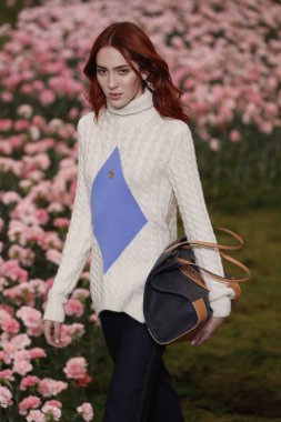 New York, Ny - Şubat 09: Tory Burch sonbahar kış 2018 Fashion Show New York moda haftası sırasında köprü Market 9 Şubat 2018 tarihinde New York'ta sırasında bir modeli pist yürür. 