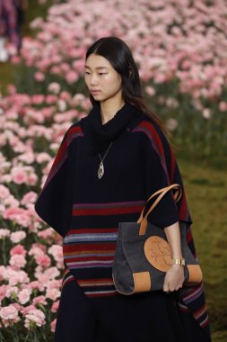 New York, Ny - Şubat 09: Tory Burch sonbahar kış 2018 Fashion Show New York moda haftası sırasında köprü Market 9 Şubat 2018 tarihinde New York'ta sırasında bir modeli pist yürür. 