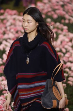 New York, Ny - Şubat 09: Tory Burch sonbahar kış 2018 Fashion Show New York moda haftası sırasında köprü Market 9 Şubat 2018 tarihinde New York'ta sırasında bir modeli pist yürür. 