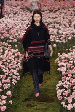 New York, Ny - Şubat 09: Tory Burch sonbahar kış 2018 Fashion Show New York moda haftası sırasında köprü Market 9 Şubat 2018 tarihinde New York'ta sırasında bir modeli pist yürür. 