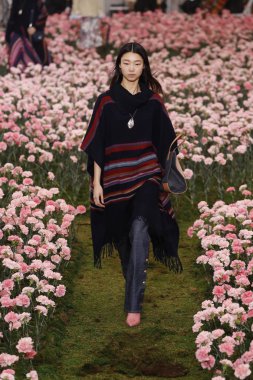 New York, Ny - Şubat 09: Tory Burch sonbahar kış 2018 Fashion Show New York moda haftası sırasında köprü Market 9 Şubat 2018 tarihinde New York'ta sırasında bir modeli pist yürür. 