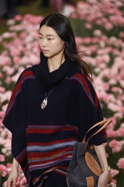 New York, Ny - Şubat 09: Tory Burch sonbahar kış 2018 Fashion Show New York moda haftası sırasında köprü Market 9 Şubat 2018 tarihinde New York'ta sırasında bir modeli pist yürür. 