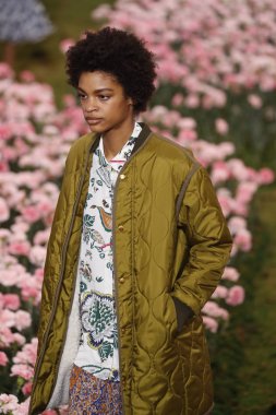 New York, Ny - Şubat 09: Tory Burch sonbahar kış 2018 Fashion Show New York moda haftası sırasında köprü Market 9 Şubat 2018 tarihinde New York'ta sırasında bir modeli pist yürür. 