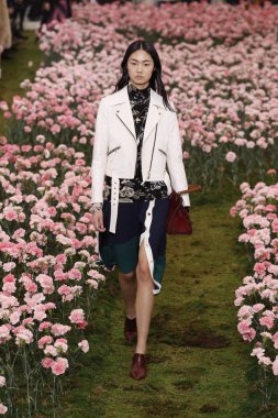 New York, Ny - Şubat 09: Tory Burch sonbahar kış 2018 Fashion Show New York moda haftası sırasında köprü Market 9 Şubat 2018 tarihinde New York'ta sırasında bir modeli pist yürür. 