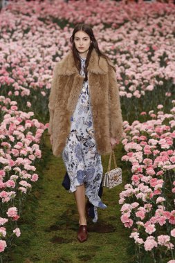 New York, Ny - Şubat 09: Tory Burch sonbahar kış 2018 Fashion Show New York moda haftası sırasında köprü Market 9 Şubat 2018 tarihinde New York'ta sırasında bir modeli pist yürür. 