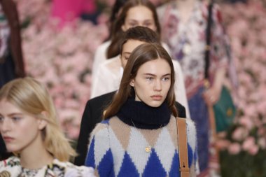 New York, Ny - Şubat 09: Modelleri yürüyüş sırasında Tory Burch sonbahar kış 2018 Fashion Show New York moda haftası sırasında köprü Market 9 Şubat 2018 tarihinde New York'ta pist final. 