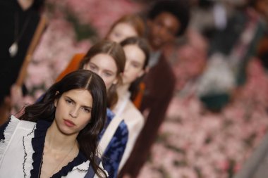 New York, Ny - Şubat 09: Modelleri yürüyüş sırasında Tory Burch sonbahar kış 2018 Fashion Show New York moda haftası sırasında köprü Market 9 Şubat 2018 tarihinde New York'ta pist final. 