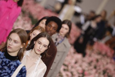 New York, Ny - Şubat 09: Modelleri yürüyüş sırasında Tory Burch sonbahar kış 2018 Fashion Show New York moda haftası sırasında köprü Market 9 Şubat 2018 tarihinde New York'ta pist final. 