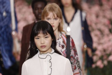 New York, Ny - Şubat 09: Modelleri yürüyüş sırasında Tory Burch sonbahar kış 2018 Fashion Show New York moda haftası sırasında köprü Market 9 Şubat 2018 tarihinde New York'ta pist final. 