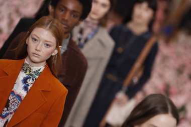New York, Ny - Şubat 09: Modelleri yürüyüş sırasında Tory Burch sonbahar kış 2018 Fashion Show New York moda haftası sırasında köprü Market 9 Şubat 2018 tarihinde New York'ta pist final. 