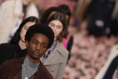 New York, Ny - Şubat 09: Modelleri yürüyüş sırasında Tory Burch sonbahar kış 2018 Fashion Show New York moda haftası sırasında köprü Market 9 Şubat 2018 tarihinde New York'ta pist final. 
