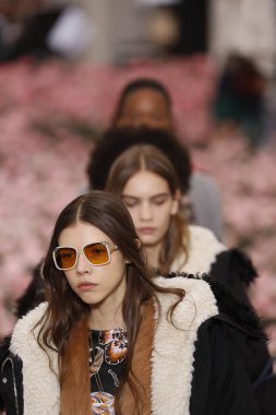 New York, Ny - Şubat 09: Modelleri yürüyüş sırasında Tory Burch sonbahar kış 2018 Fashion Show New York moda haftası sırasında köprü Market 9 Şubat 2018 tarihinde New York'ta pist final. 