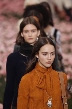 New York, Ny - Şubat 09: Modelleri yürüyüş sırasında Tory Burch sonbahar kış 2018 Fashion Show New York moda haftası sırasında köprü Market 9 Şubat 2018 tarihinde New York'ta pist final. 