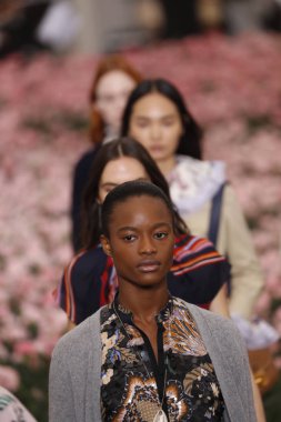 New York, Ny - Şubat 09: Modelleri yürüyüş sırasında Tory Burch sonbahar kış 2018 Fashion Show New York moda haftası sırasında köprü Market 9 Şubat 2018 tarihinde New York'ta pist final. 