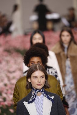 New York, Ny - Şubat 09: Modelleri yürüyüş sırasında Tory Burch sonbahar kış 2018 Fashion Show New York moda haftası sırasında köprü Market 9 Şubat 2018 tarihinde New York'ta pist final. 