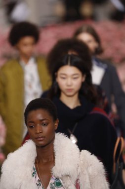 New York, Ny - Şubat 09: Modelleri yürüyüş sırasında Tory Burch sonbahar kış 2018 Fashion Show New York moda haftası sırasında köprü Market 9 Şubat 2018 tarihinde New York'ta pist final. 