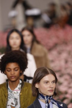 New York, Ny - Şubat 09: Modelleri yürüyüş sırasında Tory Burch sonbahar kış 2018 Fashion Show New York moda haftası sırasında köprü Market 9 Şubat 2018 tarihinde New York'ta pist final. 