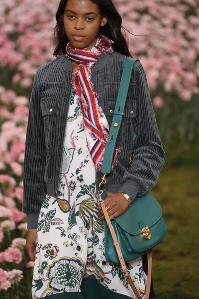 Nowy Jork Luty Model Spacery Pasa Startowego Podczas Tory Burch — Zdjęcie stockowe