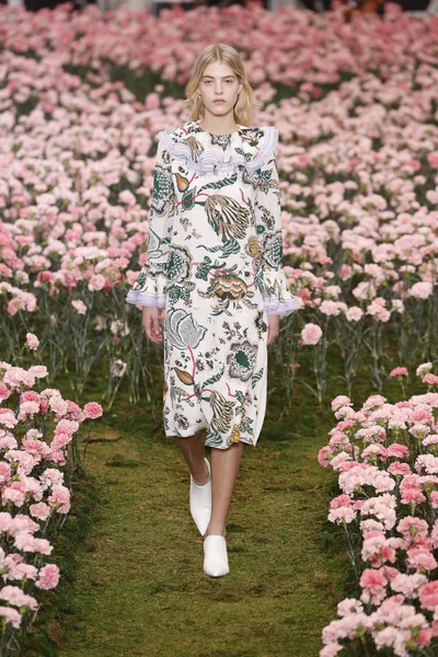 New York, Ny - Şubat 09: Tory Burch sonbahar kış 2018 Fashion Show New York moda haftası sırasında köprü Market 9 Şubat 2018 tarihinde New York'ta sırasında bir modeli pist yürür. 