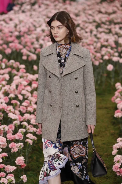 New York, Ny - Şubat 09: Tory Burch sonbahar kış 2018 Fashion Show New York moda haftası sırasında köprü Market 9 Şubat 2018 tarihinde New York'ta sırasında bir modeli pist yürür. 