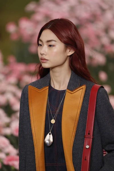 New York, Ny - Şubat 09: Tory Burch sonbahar kış 2018 Fashion Show New York moda haftası sırasında köprü Market 9 Şubat 2018 tarihinde New York'ta sırasında bir modeli pist yürür. 