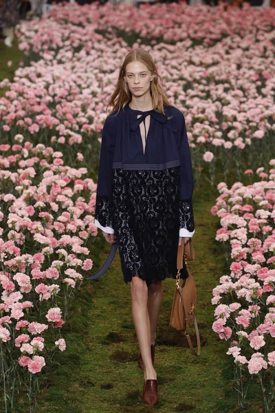 New York, Ny - Şubat 09: Tory Burch sonbahar kış 2018 Fashion Show New York moda haftası sırasında köprü Market 9 Şubat 2018 tarihinde New York'ta sırasında bir modeli pist yürür. 