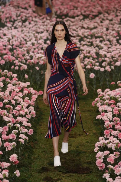 New York February Model Walks Runway Tory Burch Fall Winter — Stock Photo, Image