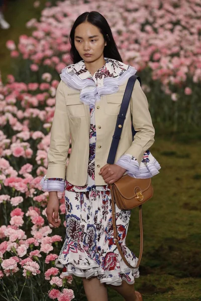 New York, Ny - Şubat 09: Tory Burch sonbahar kış 2018 Fashion Show New York moda haftası sırasında köprü Market 9 Şubat 2018 tarihinde New York'ta sırasında bir modeli pist yürür. 