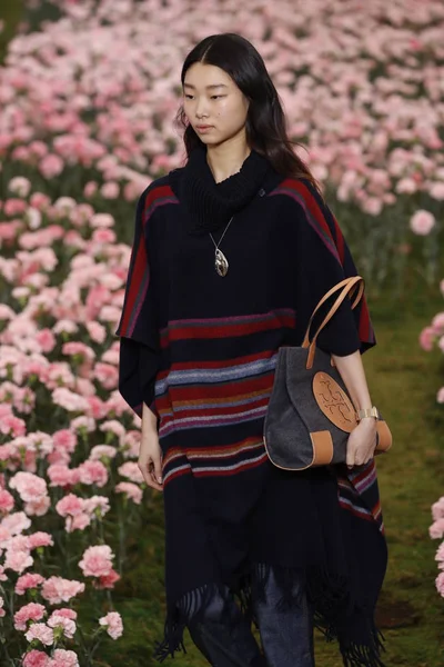 New York, Ny - Şubat 09: Tory Burch sonbahar kış 2018 Fashion Show New York moda haftası sırasında köprü Market 9 Şubat 2018 tarihinde New York'ta sırasında bir modeli pist yürür. 