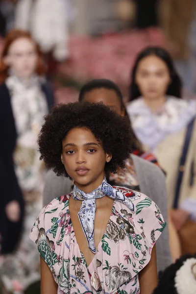 New York Febbraio Modelle Sfilano Finale Durante Sfilata Tory Burch — Foto Stock