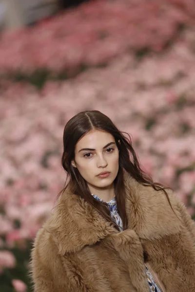 Nueva York Febrero Las Modelos Caminan Final Pasarela Durante Desfile — Foto de Stock