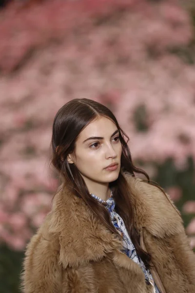 Nueva York Febrero Las Modelos Caminan Final Pasarela Durante Desfile — Foto de Stock