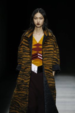 New York, Ny - Şubat 09: Manken Bottega Veneta sonbahar/kış 2018 koleksiyonunu, Amerikan Menkul Kıymetler Borsası pist 9 Şubat 2018 New York'ta yürür.