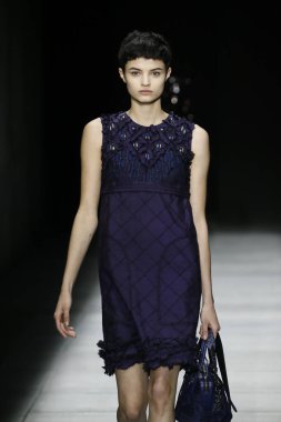 New York, Ny - Şubat 09: Manken Bottega Veneta sonbahar/kış 2018 koleksiyonunu, Amerikan Menkul Kıymetler Borsası pist 9 Şubat 2018 New York'ta yürür.