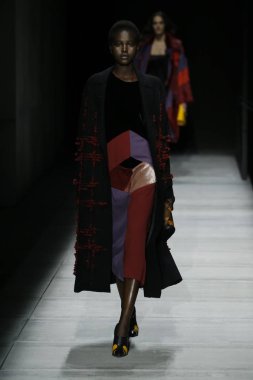 New York, Ny - Şubat 09: Manken Bottega Veneta sonbahar/kış 2018 koleksiyonunu, Amerikan Menkul Kıymetler Borsası pist 9 Şubat 2018 New York'ta yürür.